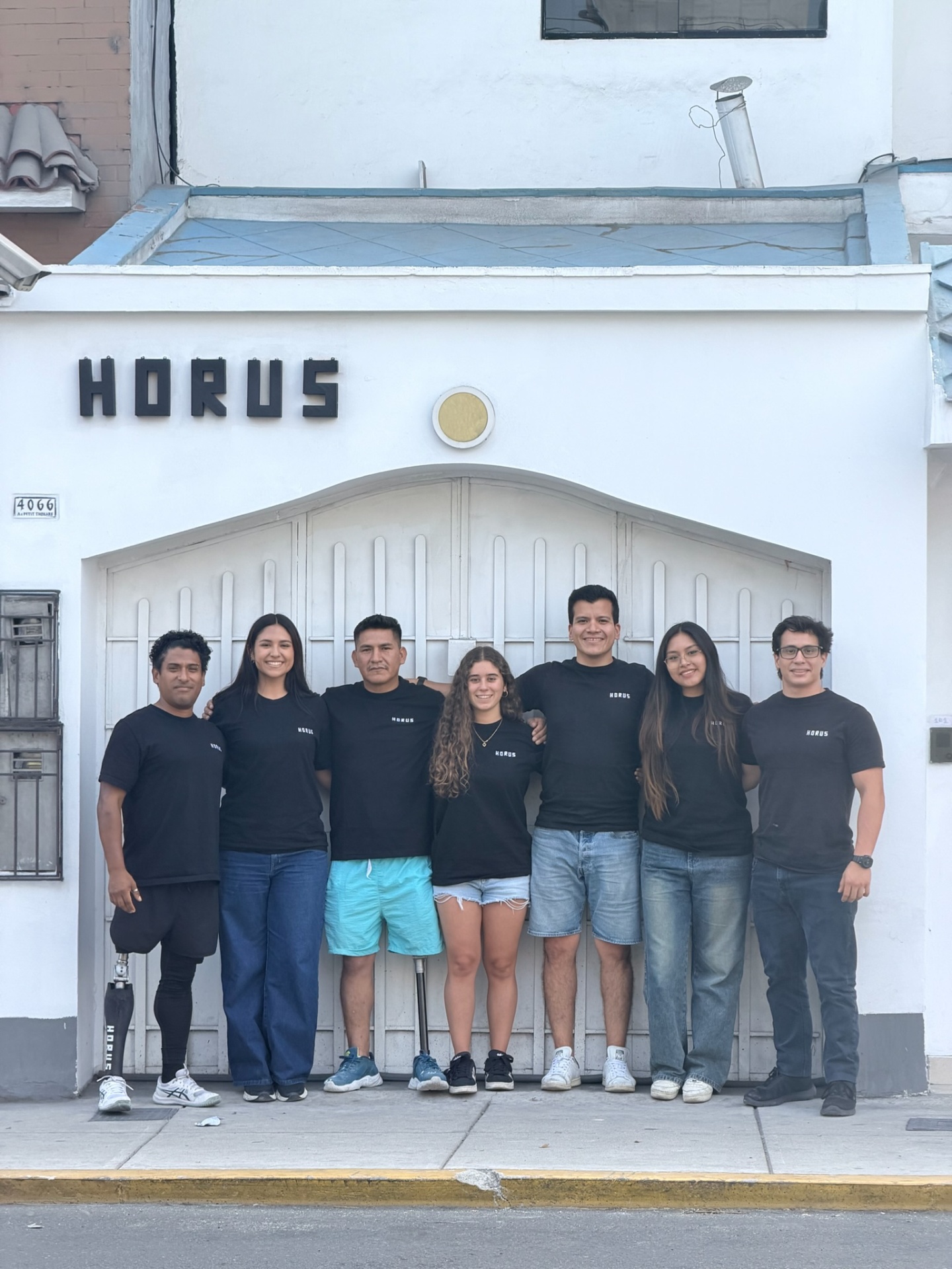 Equipo de Horus frente a su sede