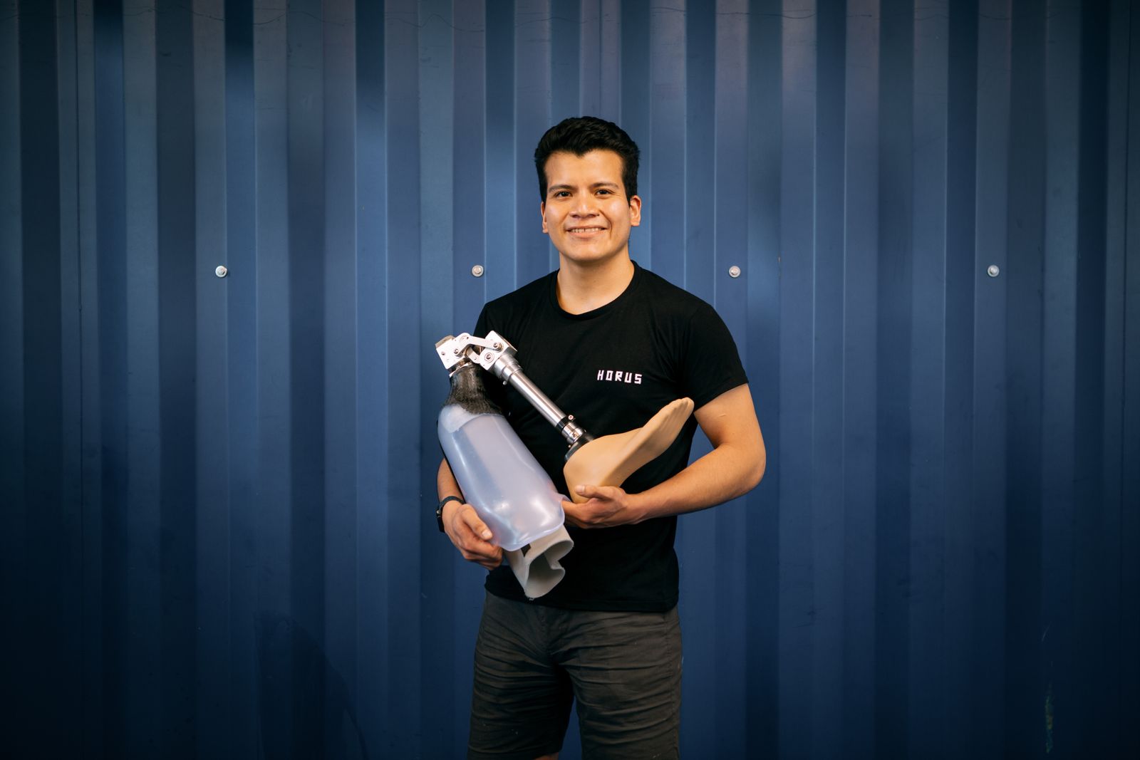 Eduardo Sotelo sosteniendo una prótesis fabricada por Horus
